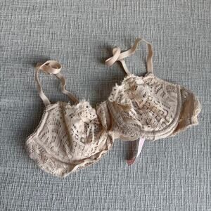 Cream lace underwire bra lingerie